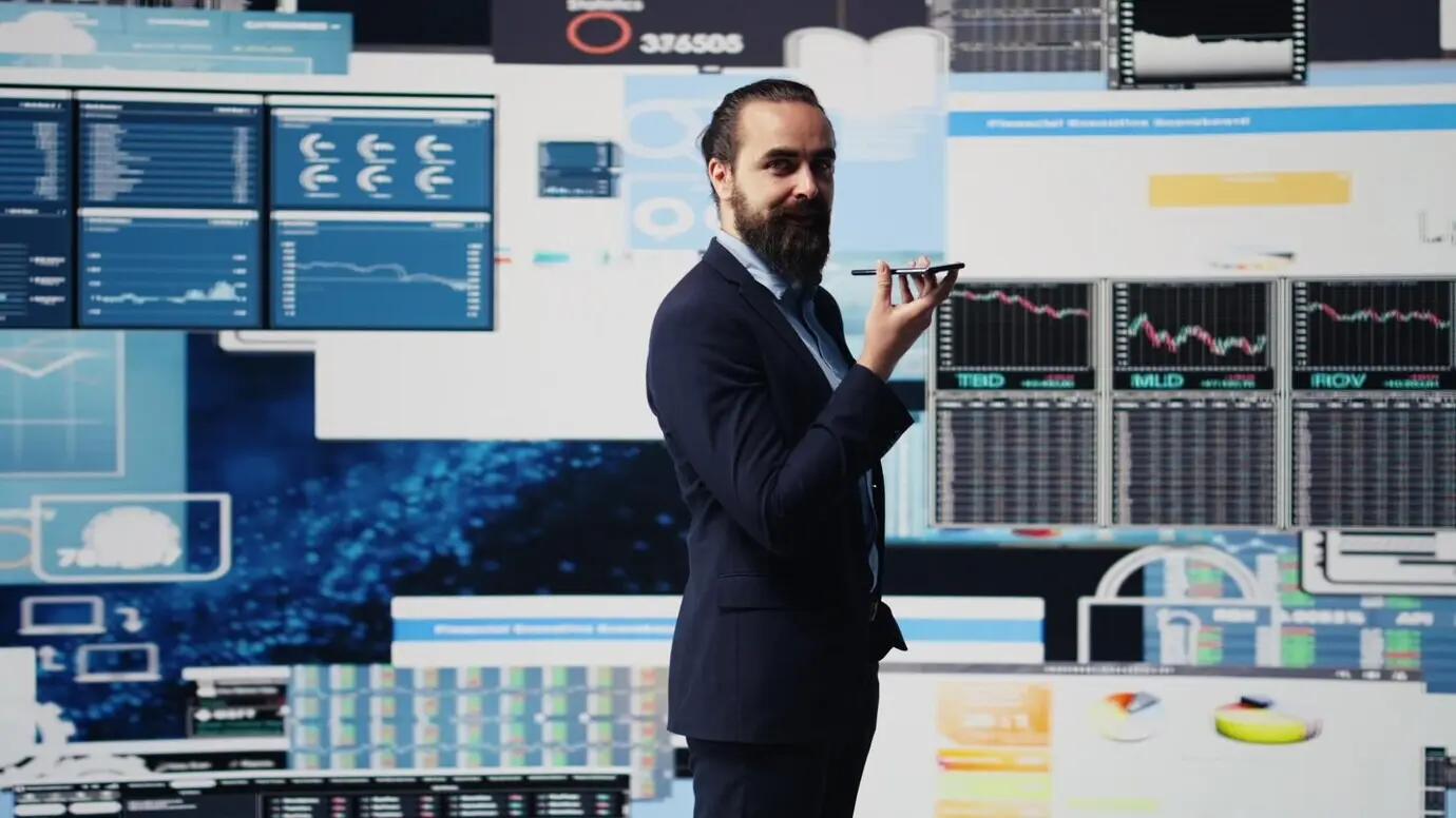 Un capo esecutivo usa una telefonata per coordinare l’analisi dei big data e la condivisione delle previsioni economiche.